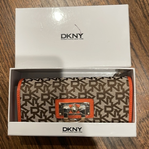 DKNY wallet NWT orange color - Picture 3 of 8